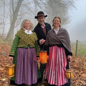 Tre personer i dimma och skog