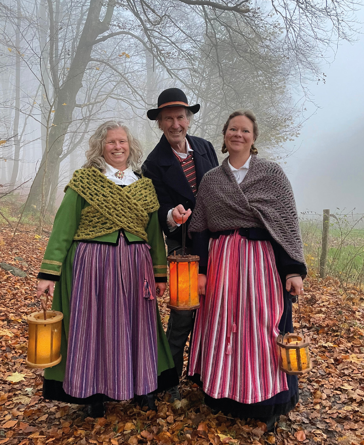 Tre personer i dimma och skog